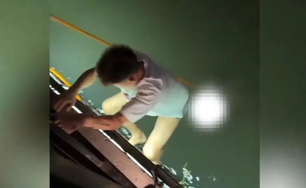 驰牛配资 男子发跳河救人视频，因“侵犯肖像权”被举报下架？网友热议